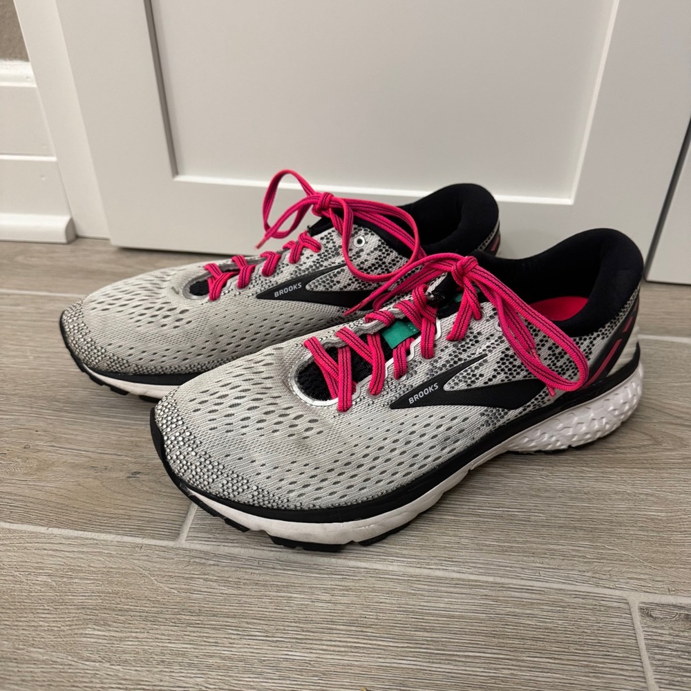 Brooks Women's Gray and Pink Athletic Running Shoes